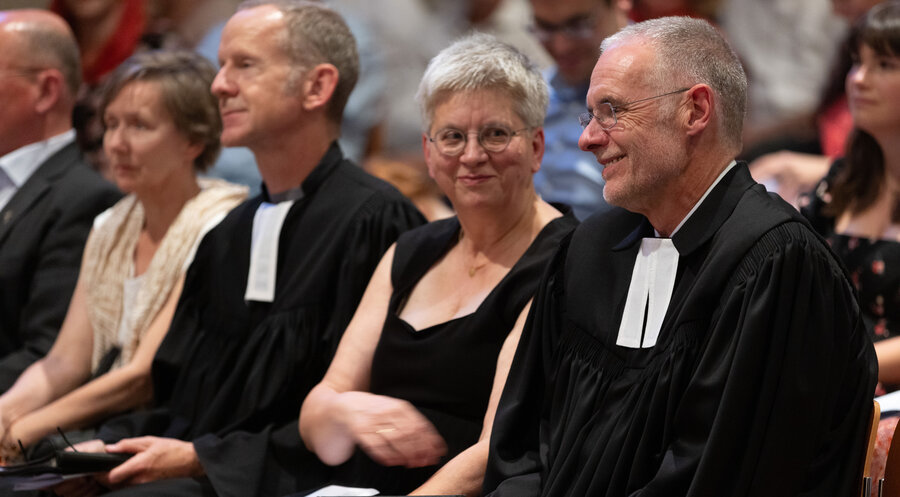 Achim Knecht (rechts) neben seiner Ehefrau Elisabeth und dem designierten Stadtdekan Holger Kamlah beim Festgottesdienst in der Heiliggeistkirche im Dominikanerkloster in Frankfurt am Main. Foto: Rolf Oeser