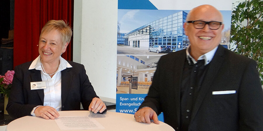 Die Vorstandsvorsitzende der Spar- und Kreditbank (SKB), Elke Müller, und der Präses des Bundes Freikirchlicher Pfingstgemeinden (BFP), Johannes Justus. Foto: idea/Rösler