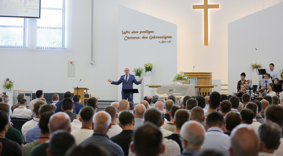 An der diesjährigen Predigerkonferenz nahmen rund 800 Teilnehmer aus nahezu 230 freikirchlichen Gemeinden teil, hier mit BeF-Bundesleiter Heinrich Klassen auf dem Podium. Foto: Predigerkonferenz