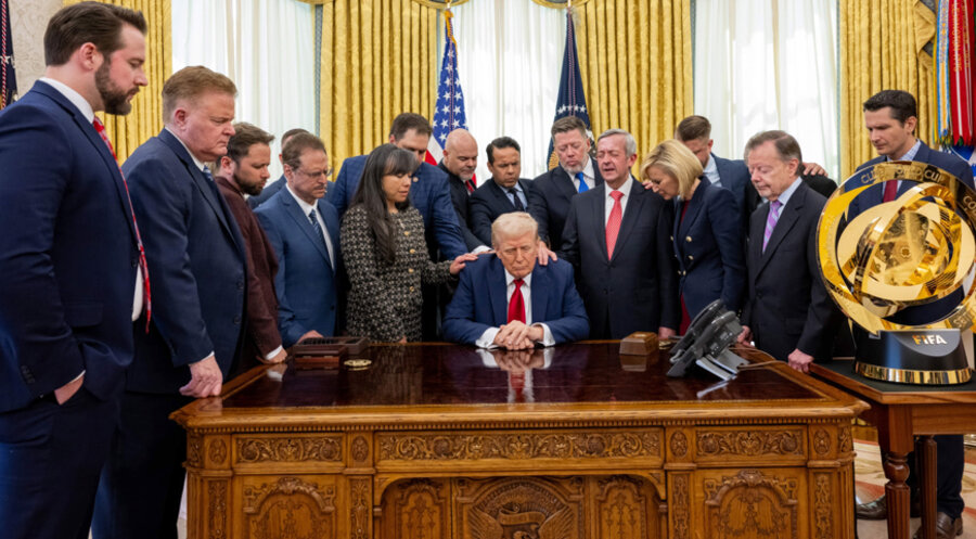 Umringt von Evangelikalen: Gebet für den US-Präsidenten im Oval Office des Weißen Hauses. Foto: picture alliance/ZUMAPRESS.com/Daniel Torok/White House
