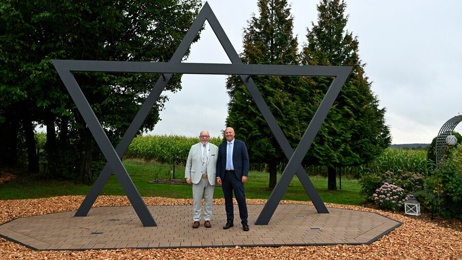 Der Leiter des Bibel-Centers, Johannes Vogel, und der Breckerfelder Bürgermeister André Dahlhausen betonten die Bedeutung der Verbundenheit mit Israel und jüdischen Gemeinden in Deutschland.
