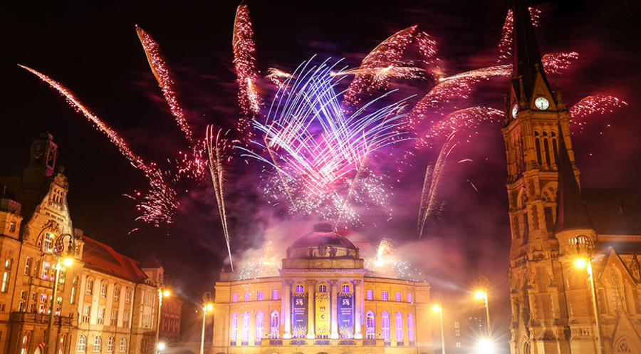 Mit einem Feuerwerk auf dem Opernhaus am Theaterplatz feierten die Chemnitzer die Ernennung als Kulturhauptstadt 2025. Foto: picture alliance/dpa/dpa-Zentralbild/Jan Woitas