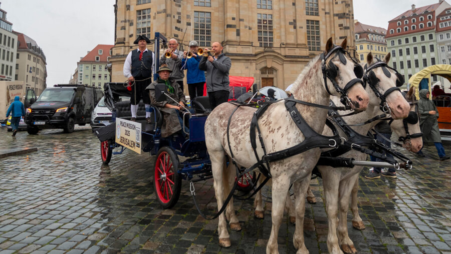 Am 2. August 2024 brach von der Dresdner Frauenkirche aus ein Pferde-Friedenstreck zu einer 20-tägigen Tour von Sachsen nach Tschechien und zurück auf. Foto: picture alliance / epd-bild | Matthias Rietschel