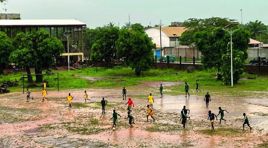 Fußball als Friedensstifter: Jugendliche kicken in Bangui. Foto: tearfund.de