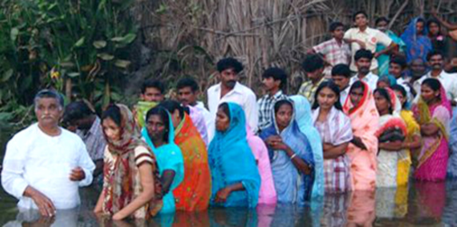 Baptistische Christen lassen sich taufen. Die christliche Minderheit in Indien ist immer wieder Angriffen von extremistischen und nationalistischen Hindus ausgesetzt. Foto: BIM