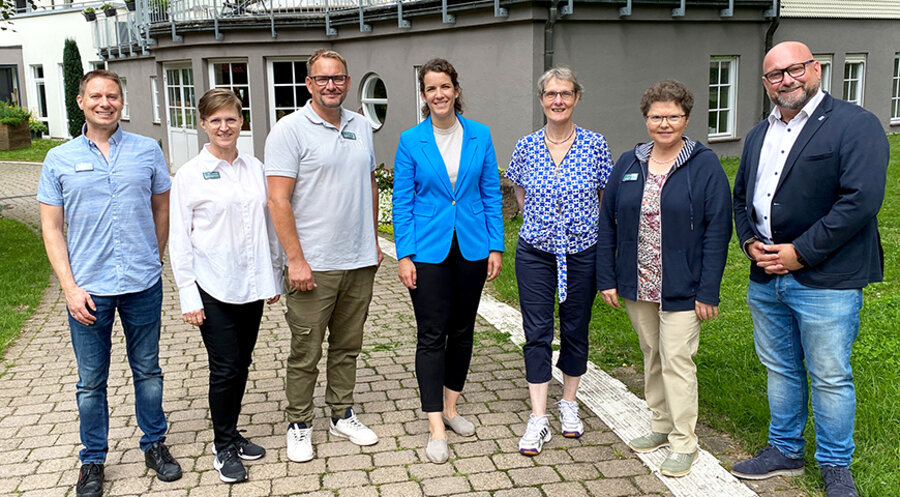v. l.: Der Verwaltungsleiter der Christlichen Gästehäuser Monbachtal, Holger Krauß, die Assistentin des Leiters, Claudia Stautner-Jersak, Leiter Eric Bayer, MdB Lina Seitzl, Ulrike Gebelein von der Diakonie Deutschland, die hauwirtschaftliche Leiterin, Doris Walz, und der Bürgermeister von Bad Liebenzell, Roberto Chiari. Foto: Christoph Kiess