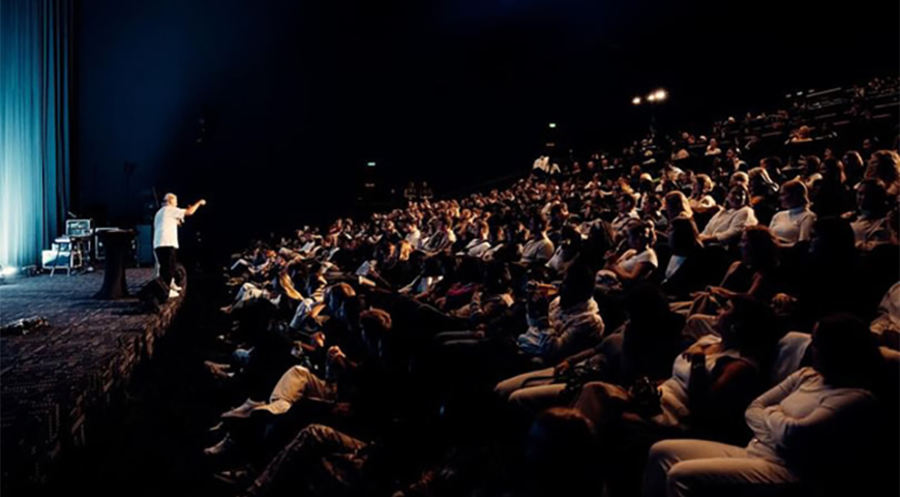 Gut besucht waren die Eröffnungsgottesdienste im Kino. Foto: Vive Church
