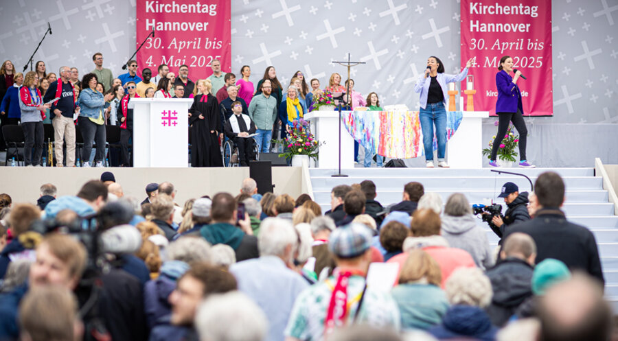 Der Schlussgottesdienst des Deutschen Evangelischen Kirchentages in Hannover. Foto: picture alliance/dpa | Moritz Frankenberg
