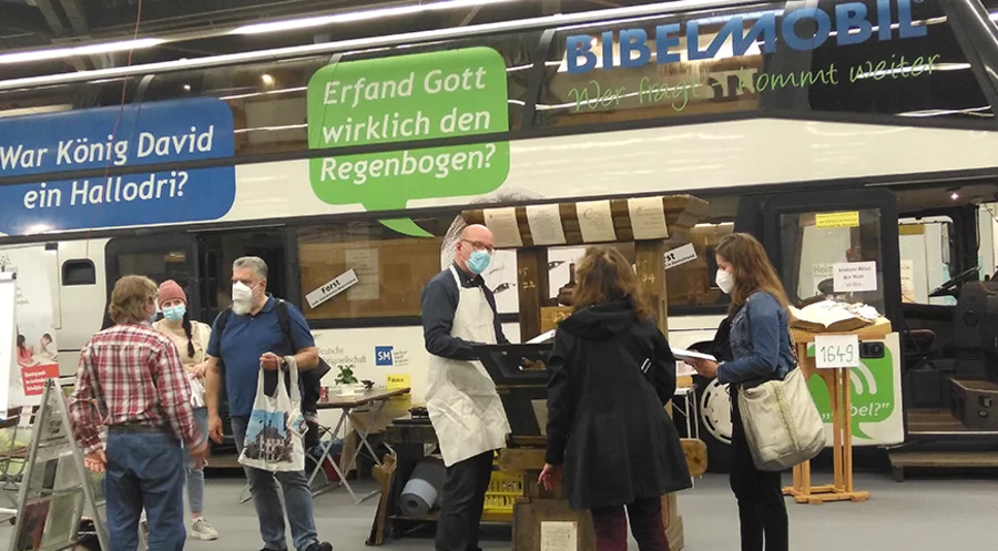Bibelmobil und historische Druckerpresse waren Blickfang auf der Consumenta. Foto: Margitta Rosenbaum