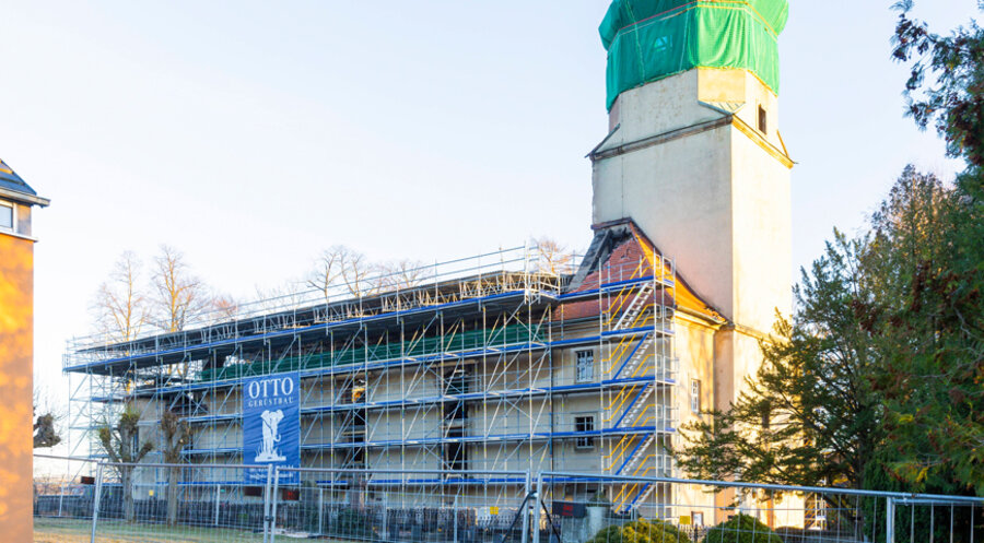 Bereits im September entschied der Kirchenvorstand, die Kirche wieder aufzubauen. Foto: IMAGO/Sylvio Dittrich