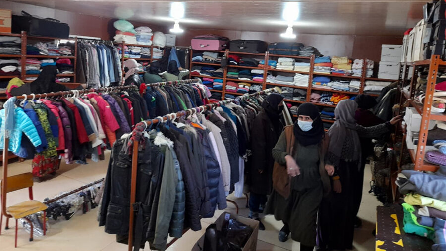 Die Flüchtlinge konnten sich mithilfe der gespendeten Kleider für den Winter eindecken. Foto: Margret Meier