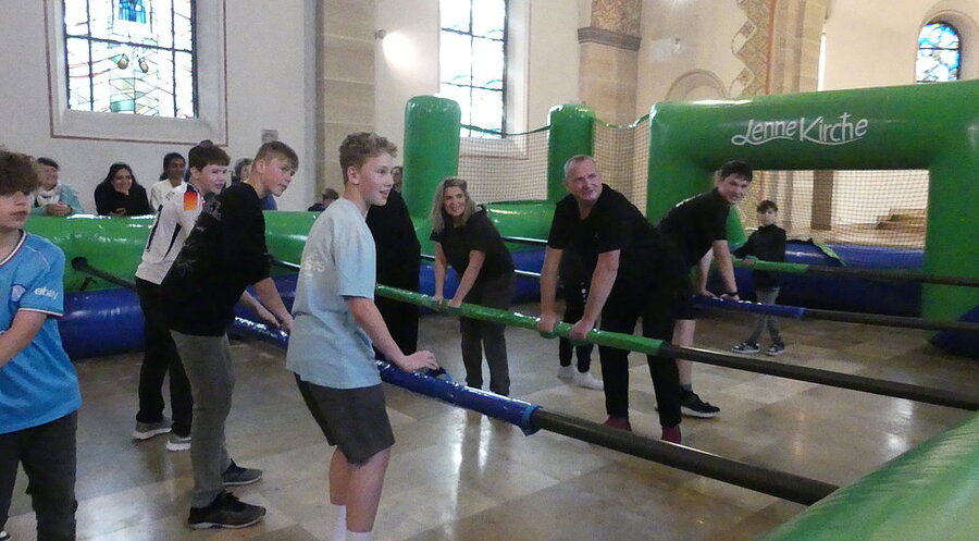 „Menschenkicker-Turnier“ in der Lenne Kirche in Nachrodt-Wiblingwerde. Foto: Lenne Kirche