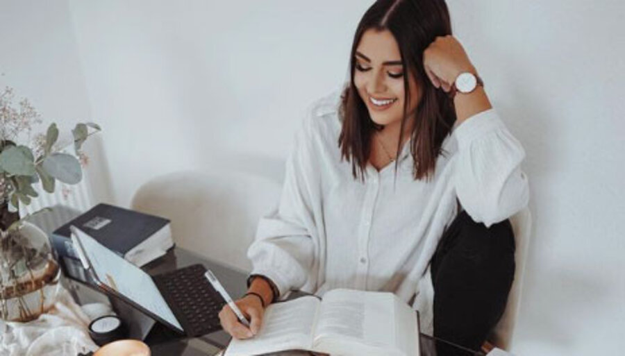 Die christliche Instagrammerin und Designern Jasmin Neubauer. Screenshot: Instagram/ Liebe zur Bibel