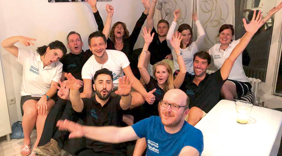 Das Promisglauben-Team präsentiert seine neuen T-Shirts. Foto: Promisglauben e.V.