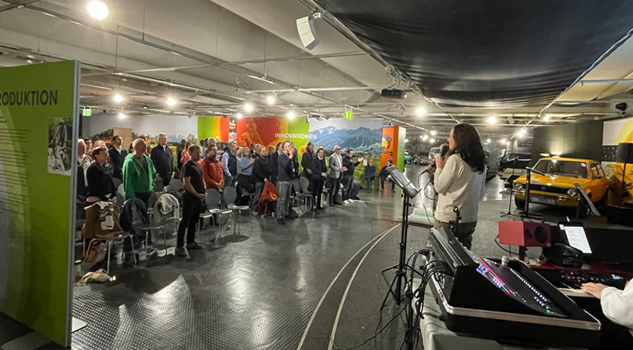 Dank, Fürbitte und Segen für Mitarbeitende: Gebetstreffen im großen Ausstellungsraum der Stiftung AutoMuseum Volkswagen in Wolfsburg. Foto: CAI
