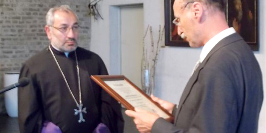 Dr. Wolfgang Link (rechts), Stifter des Stephanus-Preises, überreicht Monsignore Georges Dankaye die Urkunde. Foto: IGFM