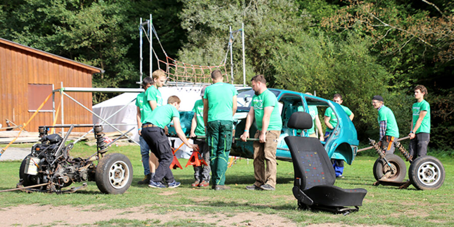 Bevor er mit seinem Vortrag begann, hatten zehn Männer einen VW Golf in fünf Minuten auf der Bühne zusammengebaut. Foto: idea/Peter