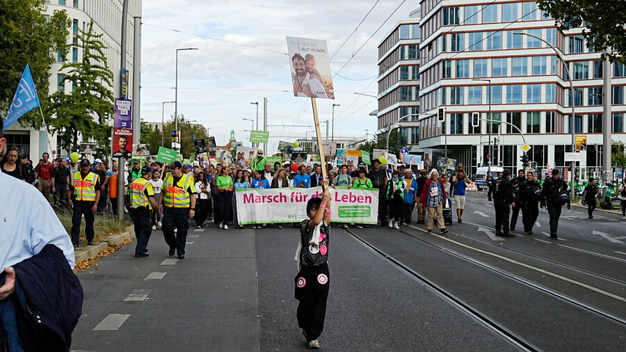 Teilnehmer ziehen beim „Marsch für das Leben“ durch Berlin. 