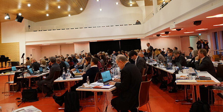 Gleichgeschlechtliche Partner können sich auch künftig in der Evangelischen Landeskirche in Württemberg nicht öffentlich segnen lassen. Das hat die Synode bei ihrer Tagung am 29. November in Stuttgart entschieden. Foto: EMH/Jens Schmitt