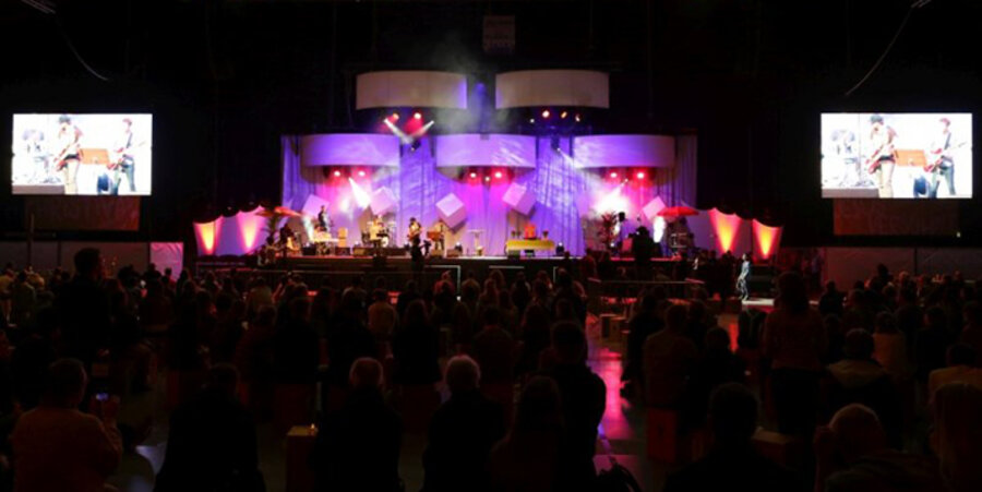 Mit einem Eröffnungsgottesdienst feierten tausende Christen den Start des Christival 2016. Foto: Christival