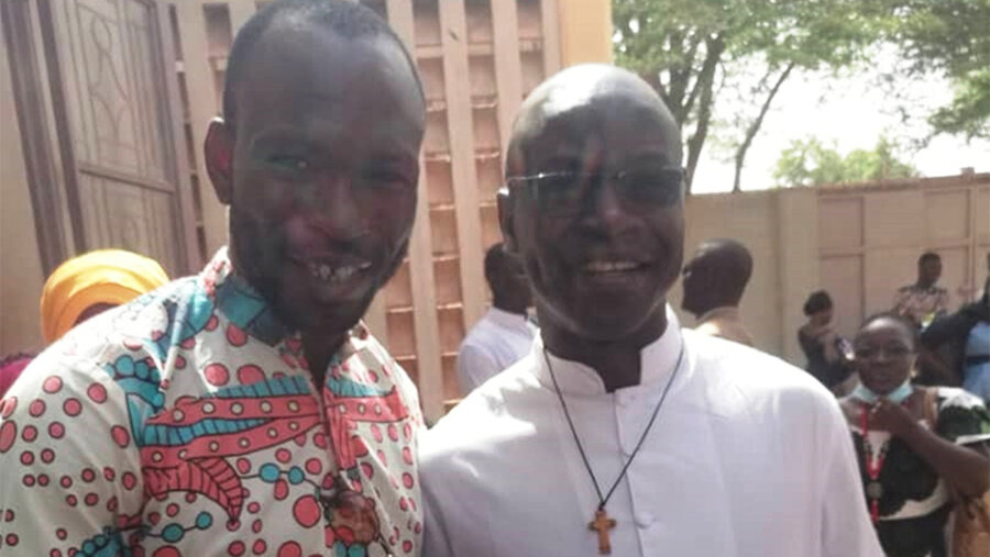 Der Priester Leon Douyon (rechts) nach seiner ersten Sonntagsmesse nach der Freilassung. Foto: Kirche in Not