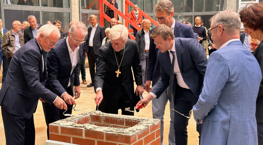 Bei der Grundsteinlegung dabei waren (v.l.n.r.): OKR i.R. Stefan Ark Nitsche, OKR Patrick De La Lanne, Landesbischof Heinrich Bedford-Strohm, Markus Blume und der Nürnberger Oberbürgermeister Marcus König. Foto: ELKB