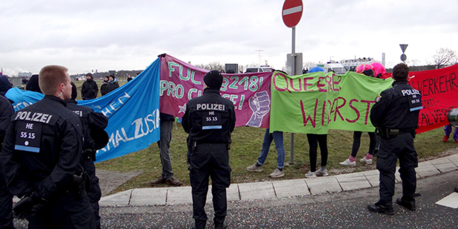 Einige Dutzend Gegendemonstranten riefen „Haut ab“ oder „Stalingrad“. Foto: idea/Rösler