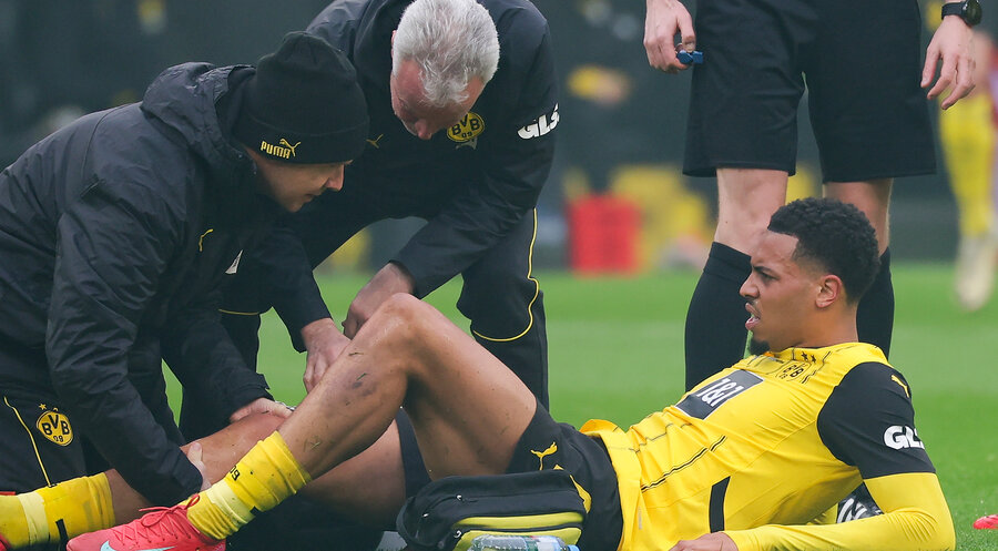 Felix Nmecha verletzte sich am 25. Januar beim Bundesligaspiel gegen Werder Bremen. Foto: picture alliance / Jb-sportfoto | Joachim Bywaletz