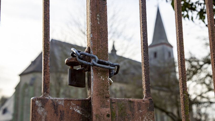 Die Krise der Kirchen wird vor Ort sichtbar: geschlossene Kirchen, gestrichene Pfarrstellen und ausfallende Gottesdienste.