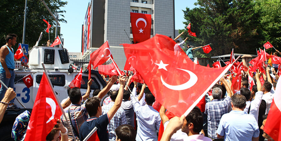 Vor dem Istanbuler Polizeipräsidium feiern Türken das Ende des Putsches. Foto: picture-alliance/AA