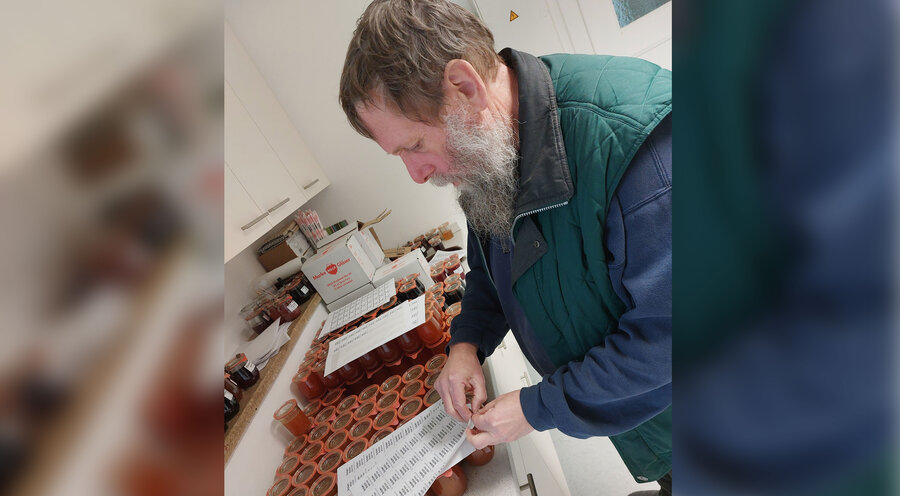 Ulrich Finger klebt Etiketten auf seine selbstgemachte Marmelade. Foto: IDEA/Julia Bernhard