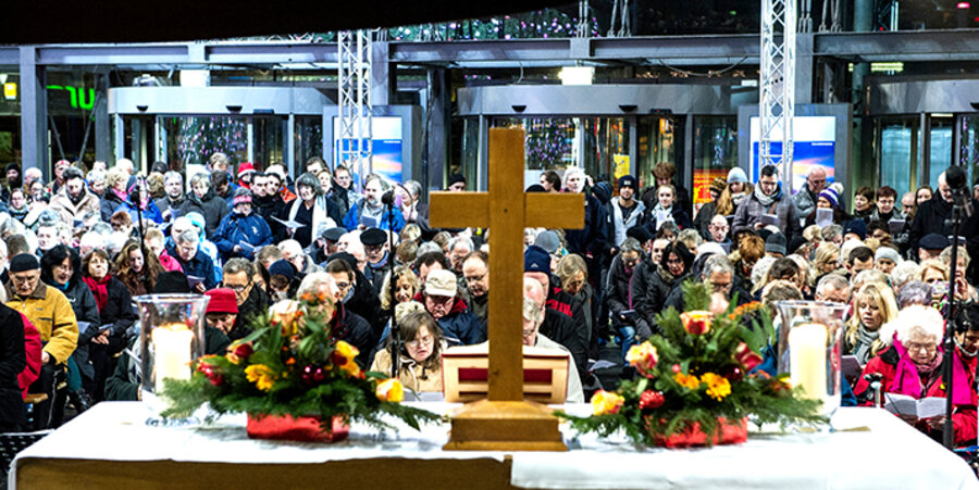 Im vergangenen Jahr feierten Besucher den Gottesdienst der Stadtmission an Heiligabend in der Eingangshalle des Berliner Hauptbahnhofs. Foto: picture-alliance/dpa