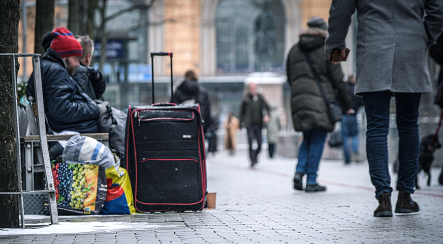 Wohnungslose in der Fussgängerzone in Hannover: „Wie leicht kann man abrutschen und so enden.“ Foto: picture alliance/epd-bild/Jens Schulze
