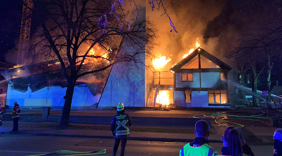 Trotz des Einsatzes der etwa 100 Feuerwehrleute brannte die Kirche vollständig ab. Foto: Maximilian Stroscher