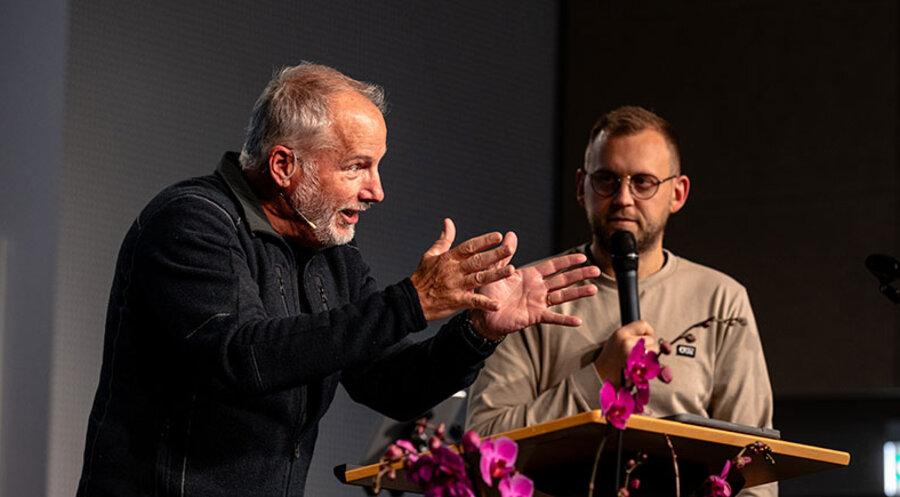 v. l.: Der US-amerikanische Pastor und Bibellehrer David Guzik und sein Übersetzer, Pastor Benni Rothe. Foto: Junia Naumer 

