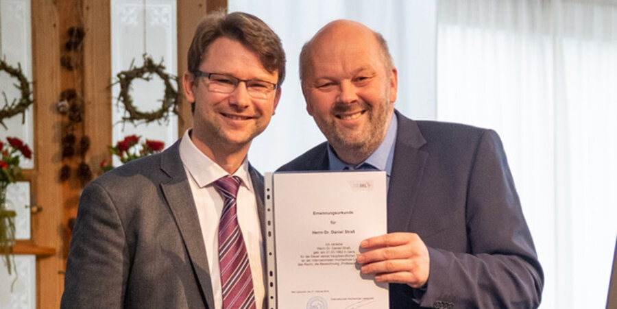 v. l.: Prof. Dr. Daniel Straß und Rektor Prof. Dr. Volker Gäckle. Foto: IHL/Benjamin Wurster