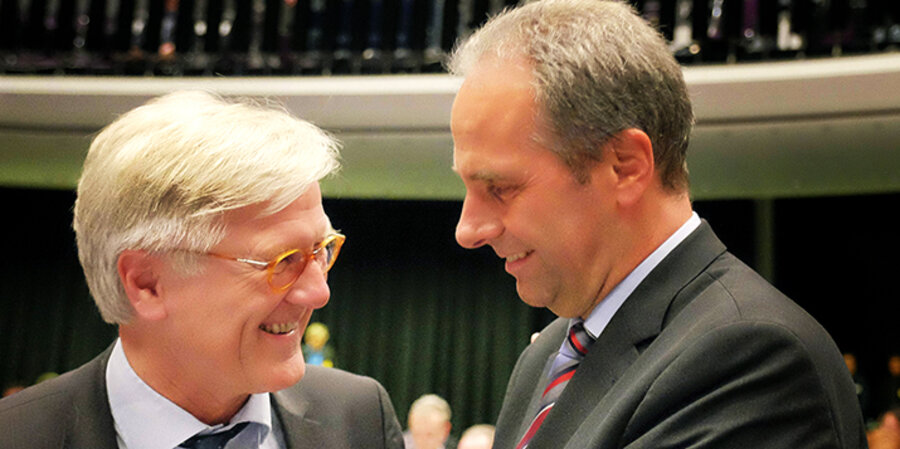 v.l.: Der EKD-Ratsvorsitzende Heinrich Bedford-Strohm und Präses Michael Diener bei der EKD-Ratswahl am 10. November in Bremen. Foto: idea/kunstwerk