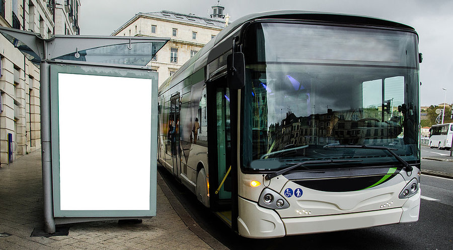 Der Busfahrer hielt an einer Haltestelle, um zu beten. Symbolfoto: iStock/MarioGuti