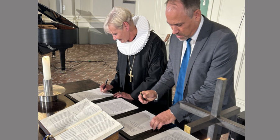 Kirsten Fehrs und Marc Brenner bei der Unterzeichnung. Foto: Apd.info/Jens Mohr