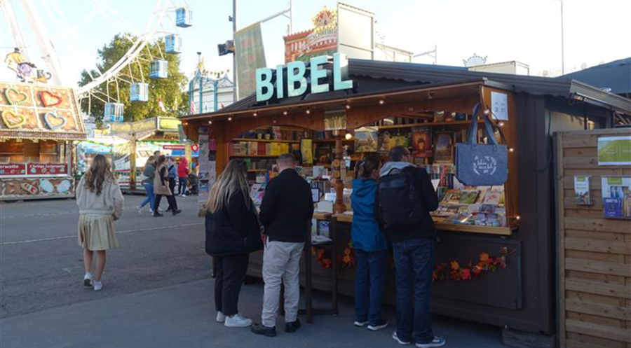 Der Bibelstand auf dem Cannstatter Wasen. Foto: Matthias Köhler