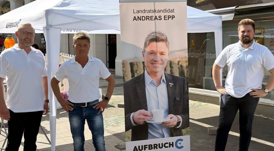 Andreas Epp (Mitte) an einem Wahlkampfstand in Detmold. Foto: aufbruch-c.de
