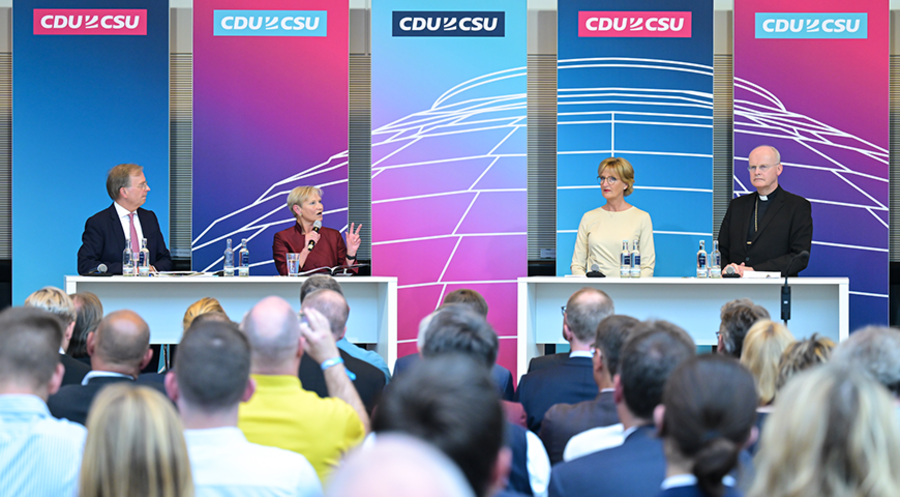 Podiumsgespräch mit (von links) Thomas Rachel (religionspolitischer Sprecher der CDU/CSU-Bundestagsfraktion), der EKD-Ratsvorsitzenden Kirsten Fehrs, Christiane Woopen (Vorsitzende des Deutschen Ethikrates) und Bischof Franz-Josef Overbeck. Foto: CDU/CSU-Bundestagsfraktion