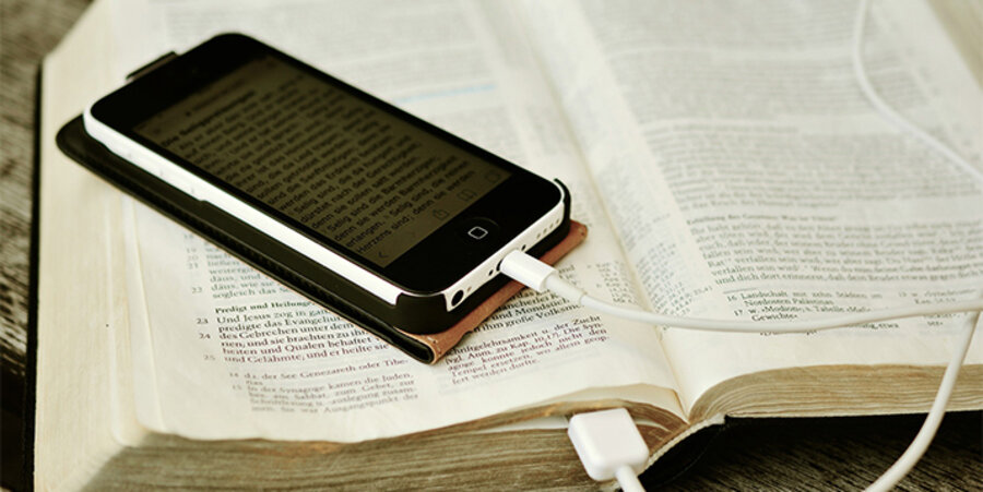 Per WhatsApp können sich die Teilnehmer in einem Jahr durch die Bibel „hören“. Foto: pixabay.com