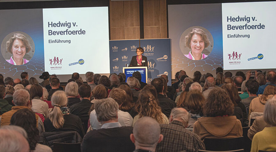 Das Symposium der „DemoFürAlle” musste an einem vorher nicht veröffentlichten Ort stattfinden. Foto: DemoFürAlle