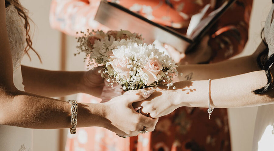 Ein lesbisches Paar an der Hochzeit. Symbolfoto: unsplash.com