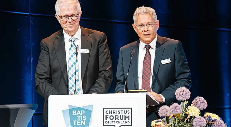 v.l.: Der Präsident des Bundes Evangelisch-Freikirchlicher Gemeinden, Michael Noss, und der Generalsekretär des Bundes, Christoph Stiba. Foto: BEFG/David Vogt
