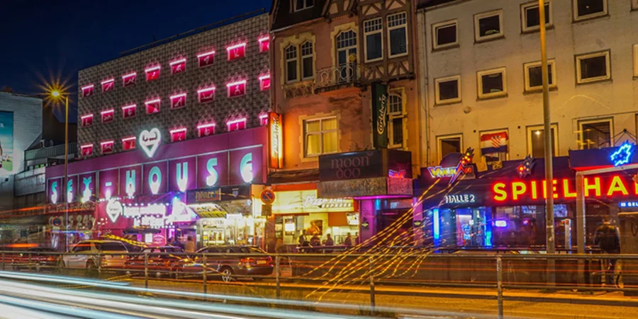 In Großstädten wie auf der Hamburger Reeperbahn gehören Bordelle zum Stadtbild. Foto: pixabay.com