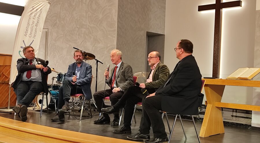 Diskussion über das Taufverständnis in Wetzlar: (v.l.) Pfarrer Jörg Bickelhaupt, Priester Burkhard Neumann, Moderator Pfarrer Martin Streck, Ökumenereferent Georgios Vlantis und Pastor Lothar Peitz. Foto: Klaus Rösler