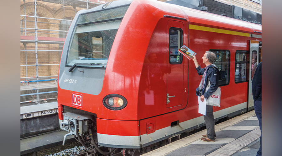 Der niederländische RailHope-Mitarbeiter Maarten Pijnacker verteilt christliche Eisenbahnkalender an deutsche Eisenbahner. Foto: RailHope