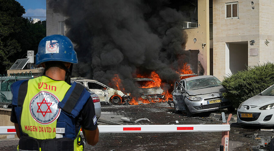 Nach dem Einschlag einer aus dem Gazastreifen abgefeuerten Rakete brennen Autos und ein Wohnhaus in Aschkelon in Südisrael. Foto: picture-alliance/ASSOCIATED PRESS|Tsafrir Abayov
